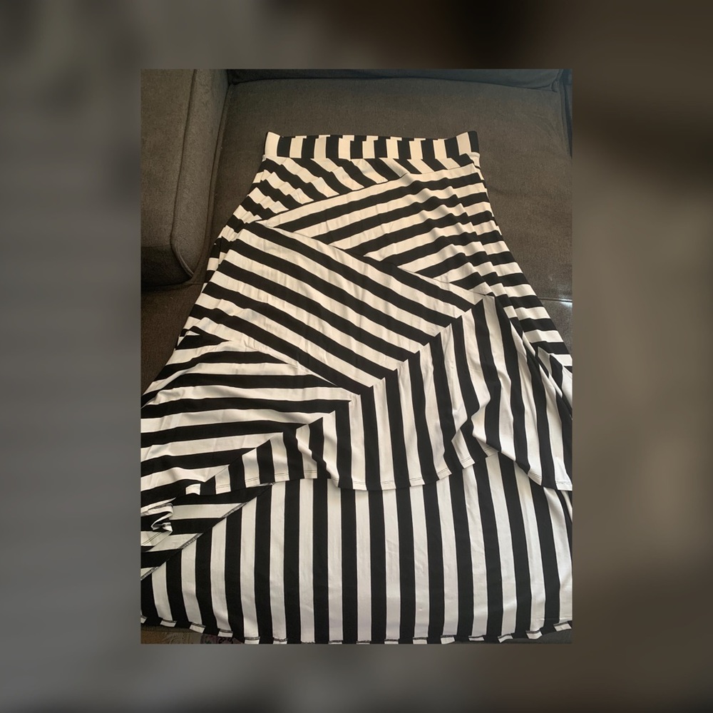 Torrid 2 Black & White Striped high lo skirt